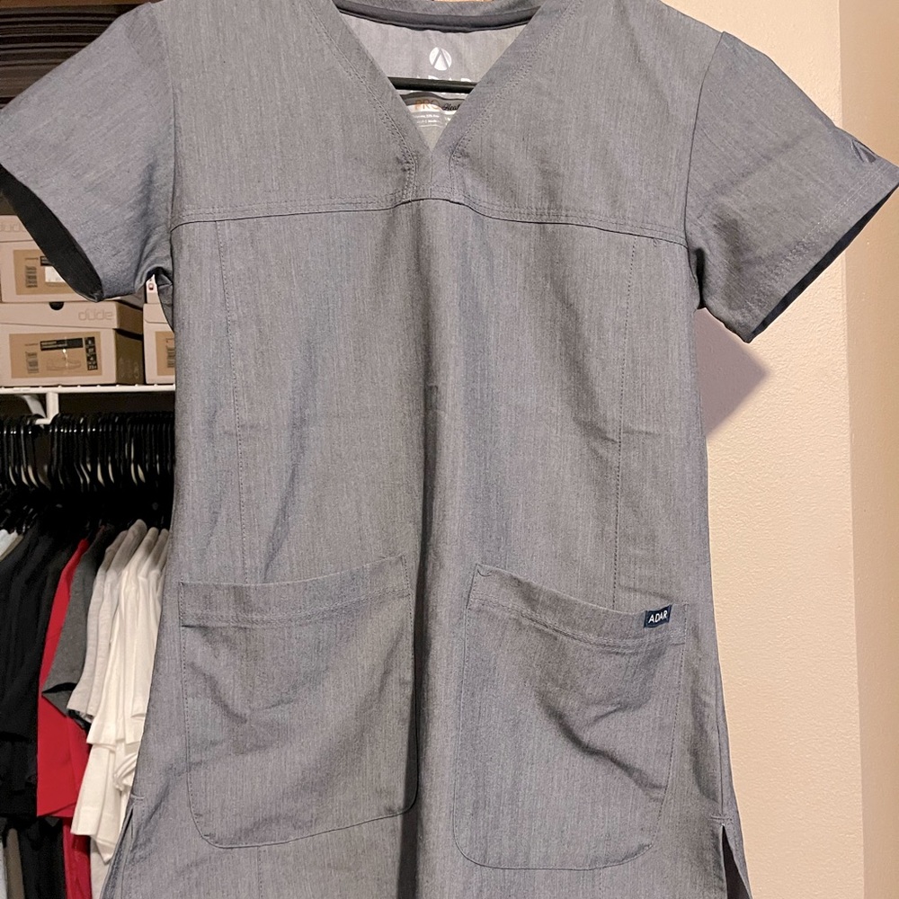 Adar scrub top
